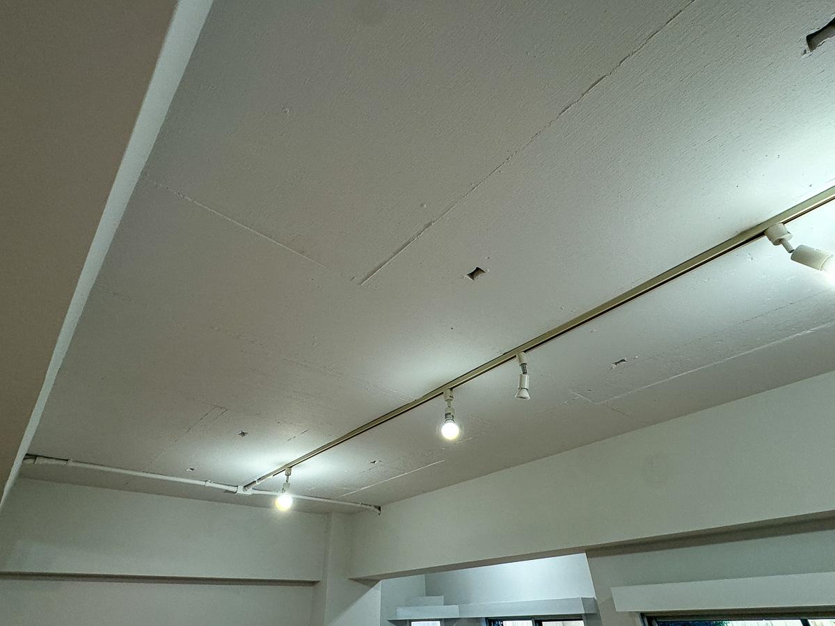 渋谷区神宮前の賃貸物件/天井は抜かれてライティングレールが設置済み