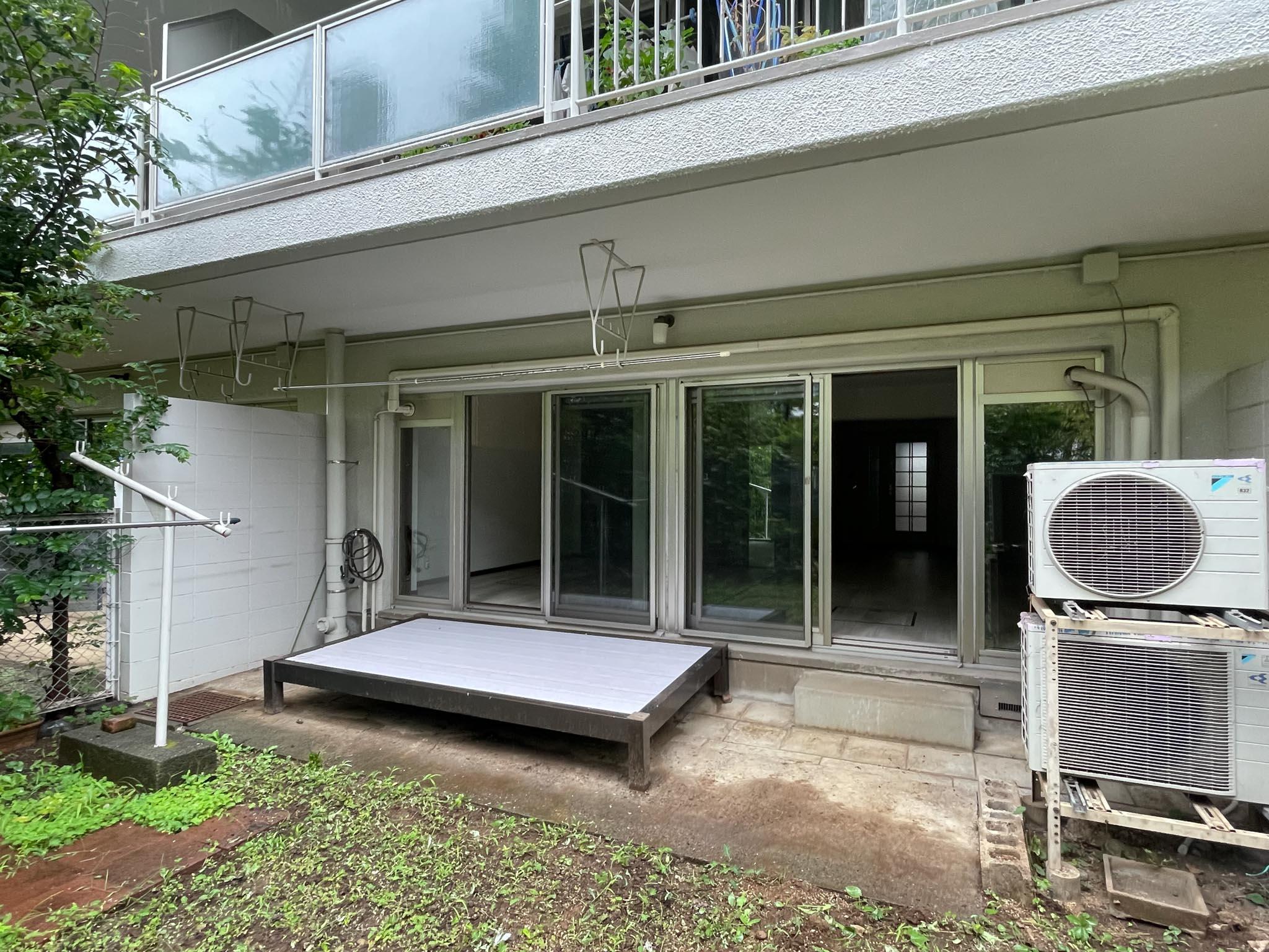 中野区白鷺の賃貸物件/庭から部屋に向かって。軒下にテーブルセットを置いてくつろぐのもいいですね