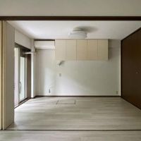 中野区白鷺の賃貸物件/リビングと洋室は折れ戸を閉じて区切ることができます
