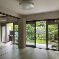 中野区白鷺の賃貸物件/リビング横、洋室：リビングと同様、庭がしっかりと見えます