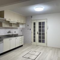 中野区白鷺の賃貸物件/キッチン周り。暗いので照明をONで撮影しました