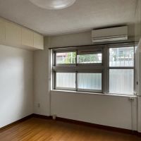 中野区白鷺の賃貸物件/北側洋室：窓の外は共用部なので、寝室にするかは要検討です