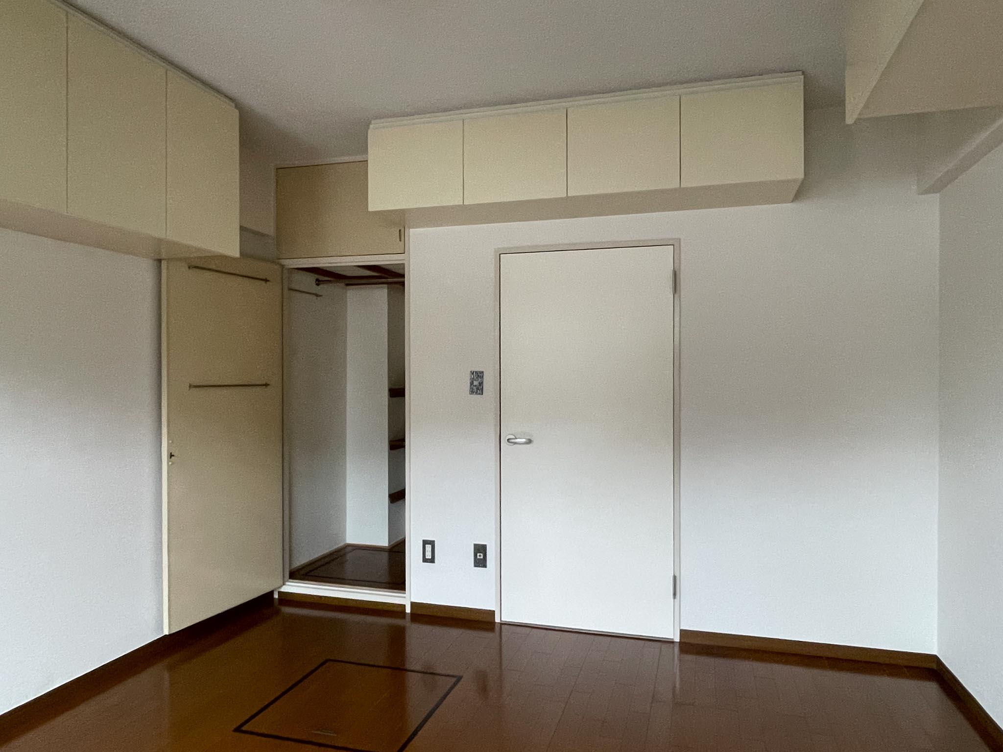 中野区白鷺の賃貸物件/北側洋室：クローゼットはありませんが、吊り棚がたっぷりあります