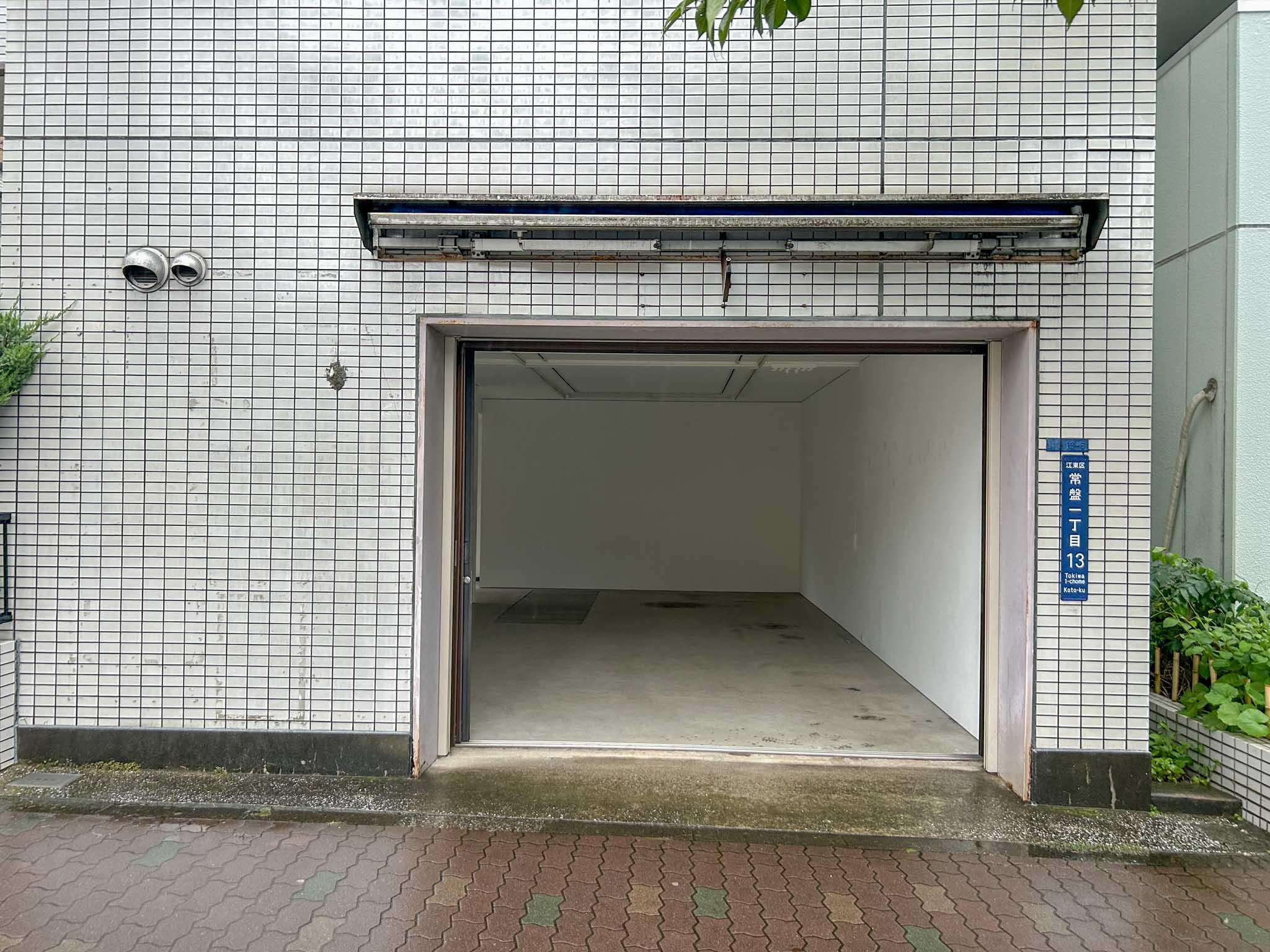 江東区常盤の賃貸物件/開口部いっぱいにひらける北側出入り口