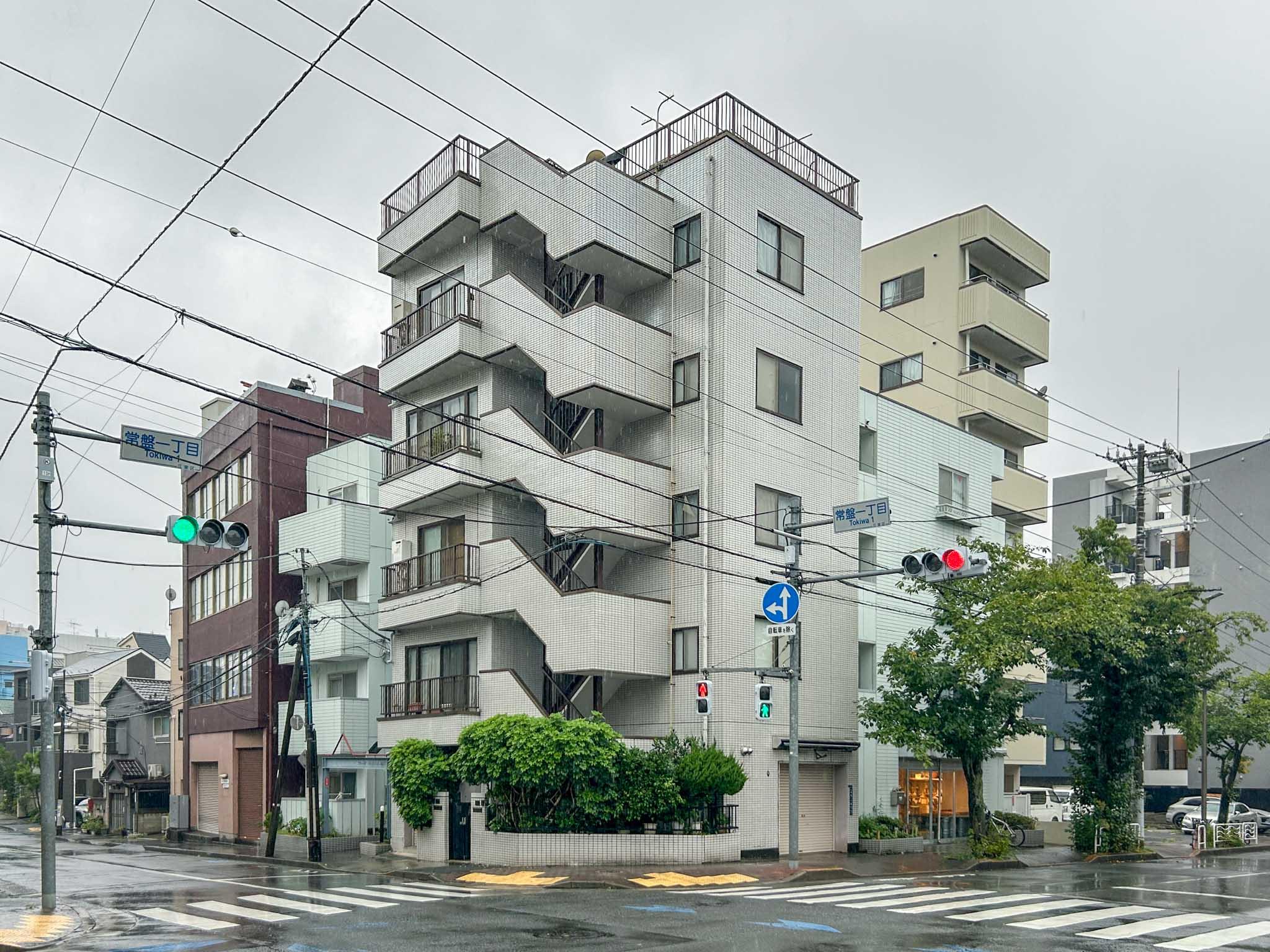 江東区常盤の賃貸物件/角地に立つ白いタイル張りの建物