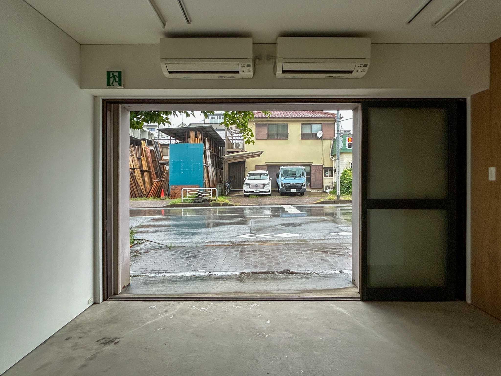 江東区常盤の賃貸物件/北側の出入り口から外をみる。3連引き戸の建具付き