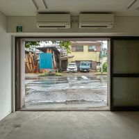 江東区常盤の賃貸物件/北側の出入り口から外をみる。3連引き戸の建具付き