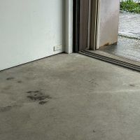 江東区常盤の賃貸物件/床はコンクリート。壁と床は縁を切っていて、すっきりした見た目