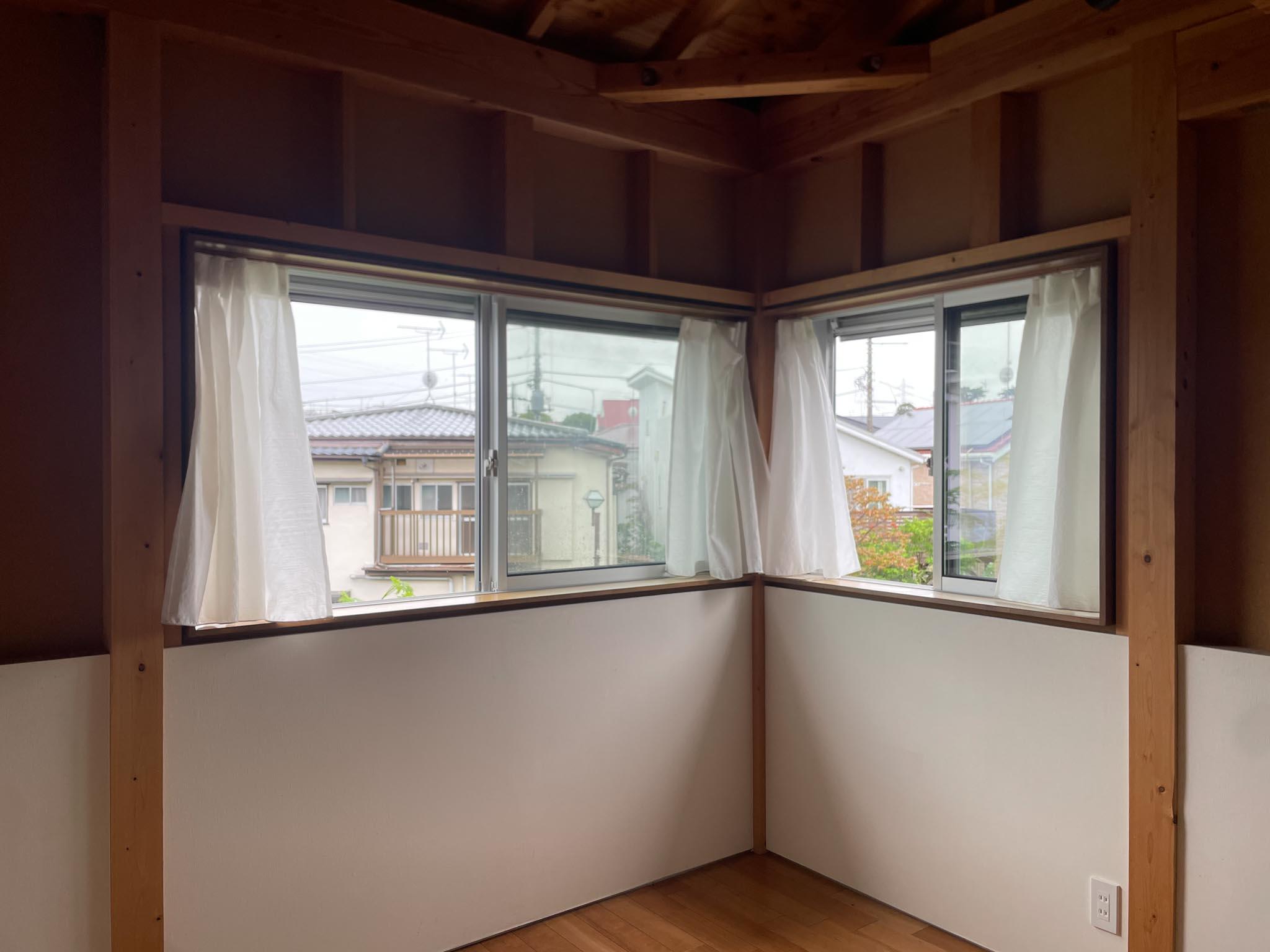 杉並区浜田山の賃貸物件/2F、南側：窓際にソファを置いて風を感じます