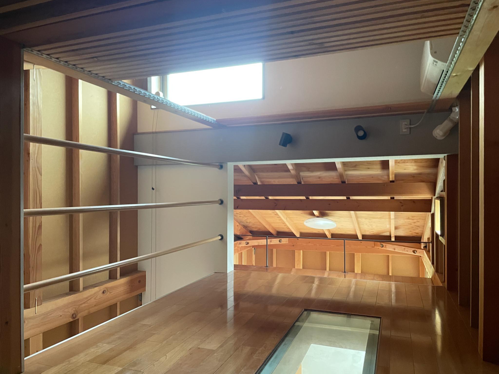 杉並区浜田山の賃貸物件/小屋裏収納：天窓から入る光を2Fに届けるガラス床があります