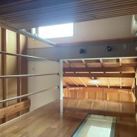 杉並区浜田山の賃貸物件/小屋裏収納：天窓から入る光を2Fに届けるガラス床があります