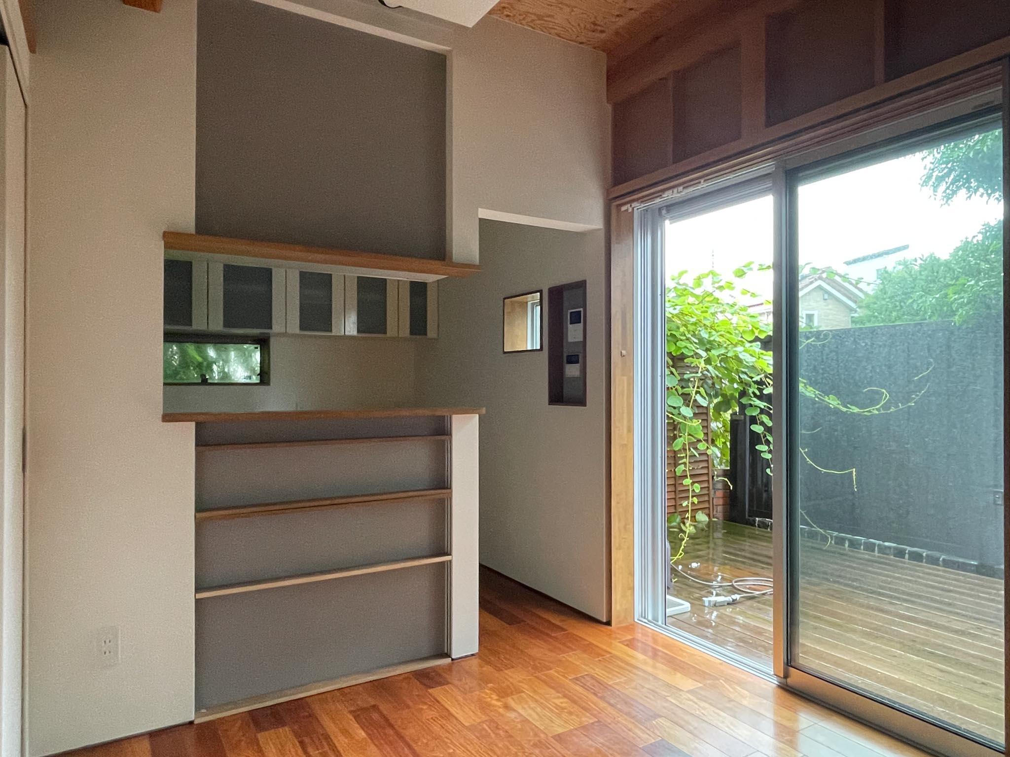 杉並区浜田山の賃貸物件/1F：キッチン前。テラスにアクセス可能です