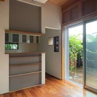 杉並区浜田山の賃貸物件/1F：キッチン前。テラスにアクセス可能です