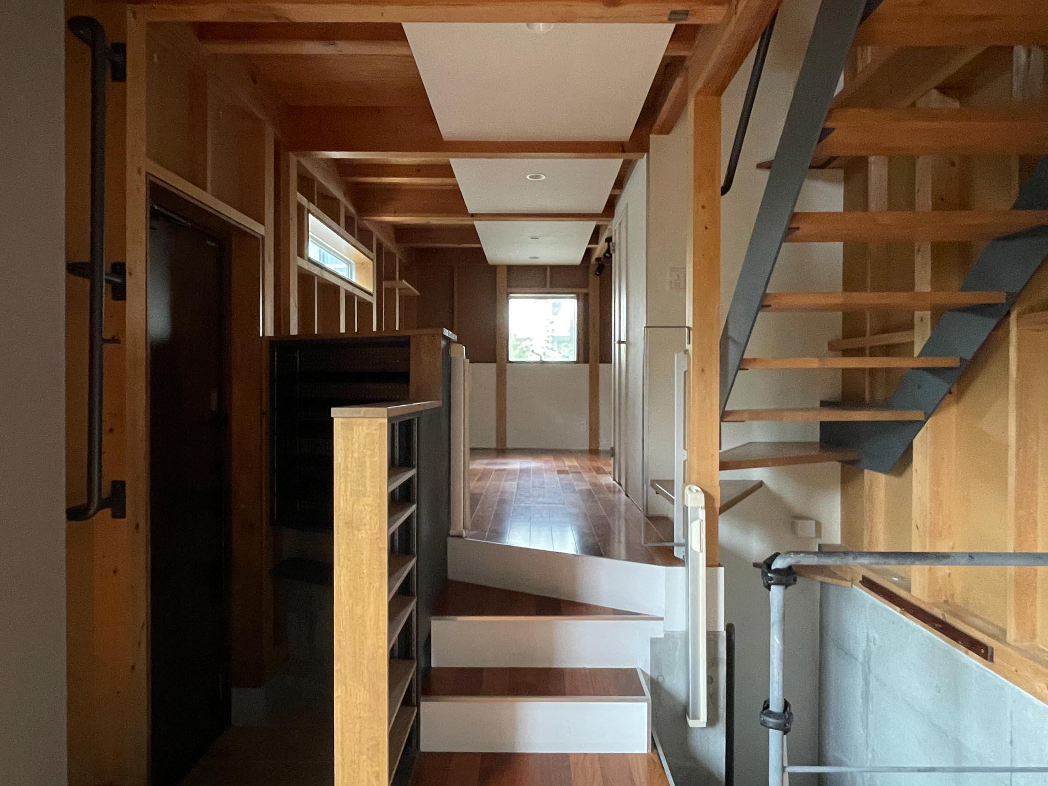 杉並区浜田山の賃貸物件/1F：キッチン前から北に向かって。階段があるのでご注意ください
