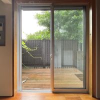 杉並区浜田山の賃貸物件/1F：ちょうどダイニングテーブルを置く横に、ウッドデッキのテラスが見えます