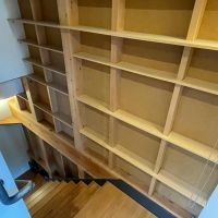 杉並区浜田山の賃貸物件/階段にも収納が設けられています