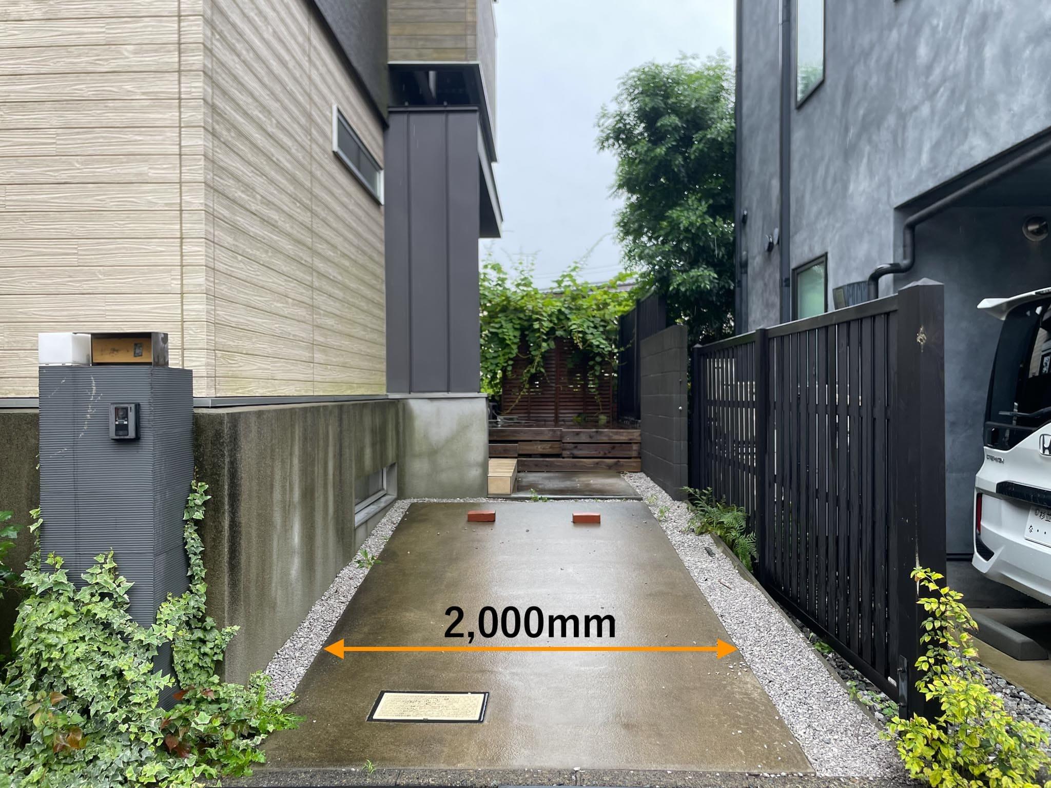 杉並区浜田山の賃貸物件/駐車スペース：モルタル部分の幅は約2mです
