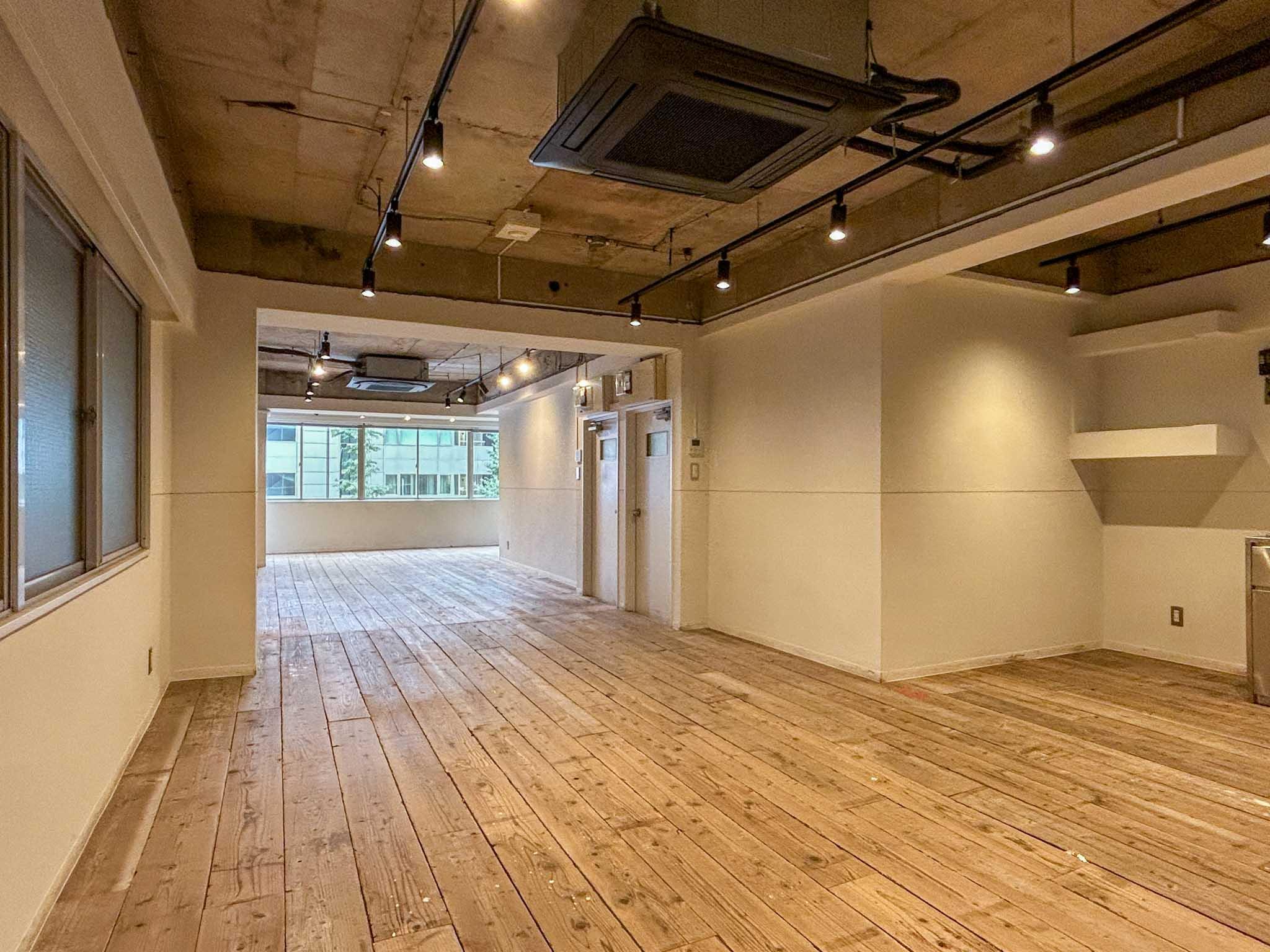 千代田区神田錦町の賃貸物件/使い込まれた足場板がいいアクセントになったリノベーションオフィス