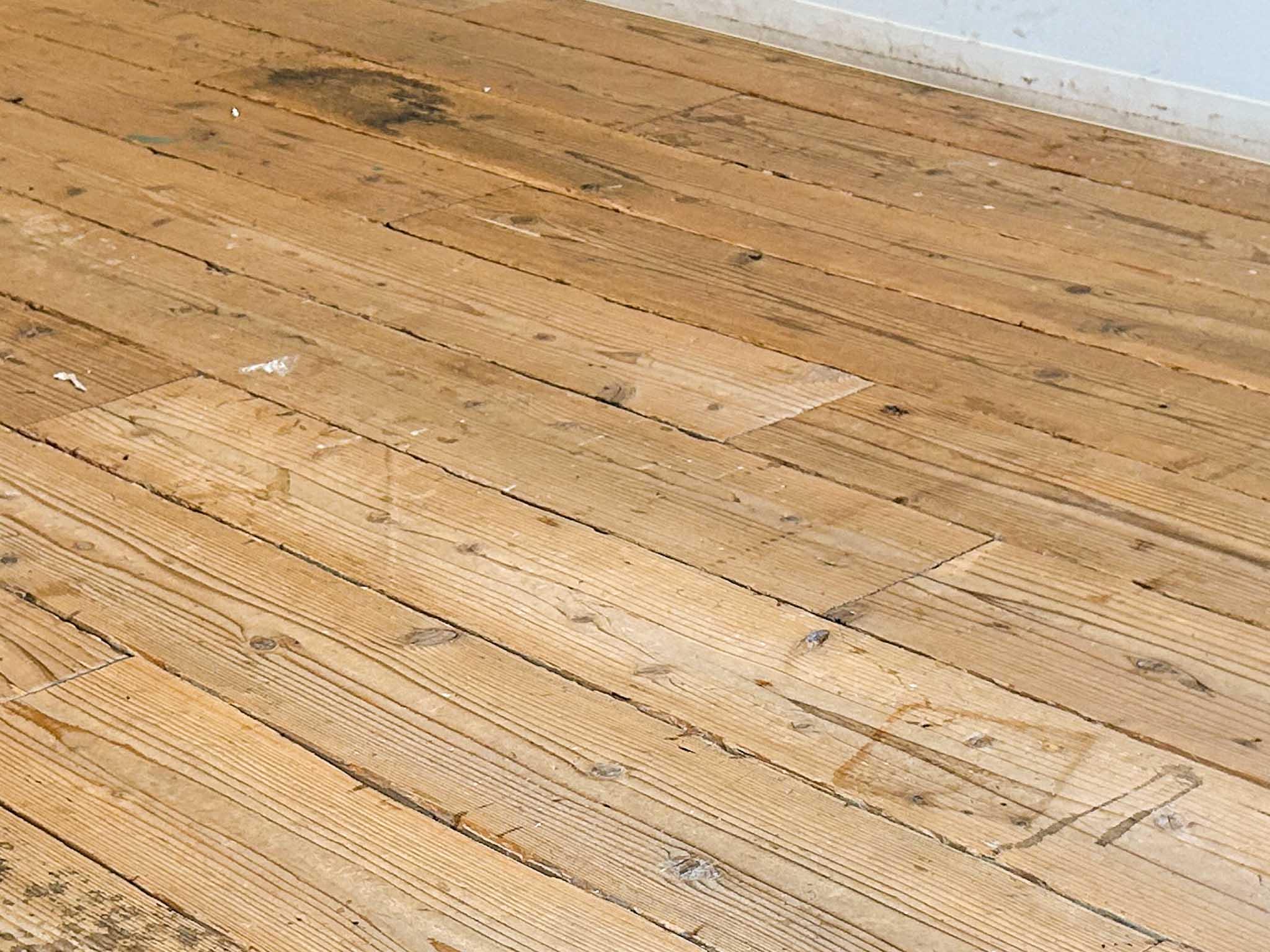 千代田区神田錦町の賃貸物件/ペンキや水滴の跡など、あらゆる痕跡が刻まれた足場板