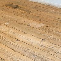 千代田区神田錦町の賃貸物件/ペンキや水滴の跡など、あらゆる痕跡が刻まれた足場板