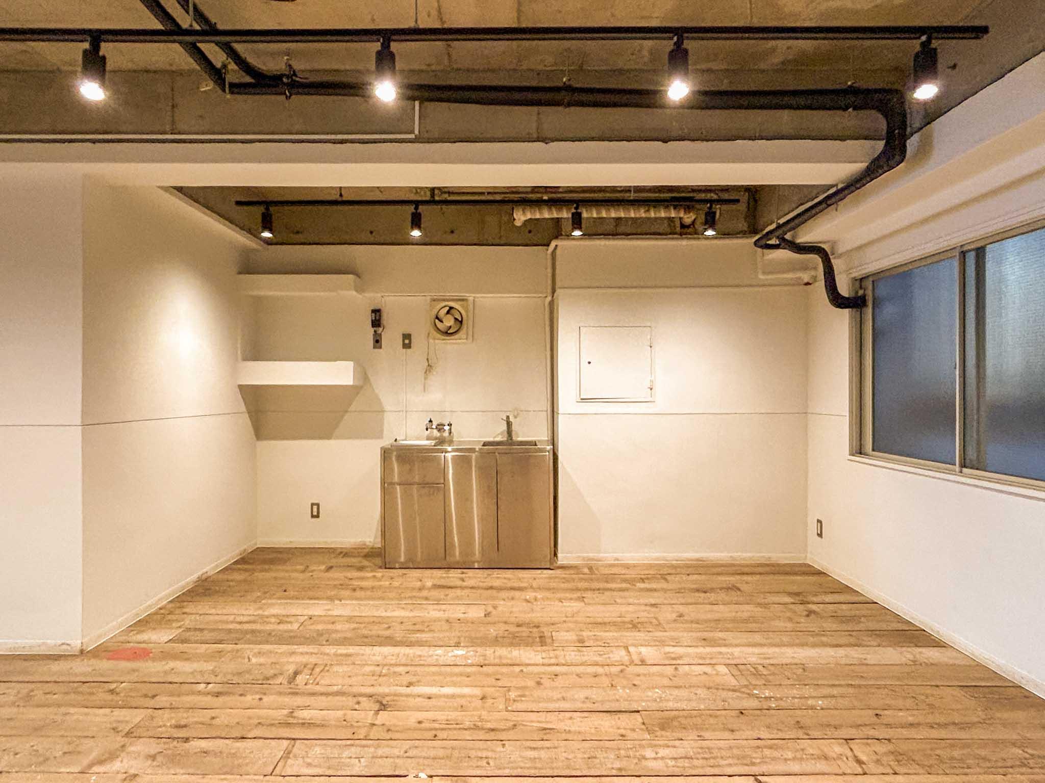 千代田区神田錦町の賃貸物件/西側のスペース。このあたりは建物に囲まれているので、昼間でも照明は必須です