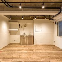 千代田区神田錦町の賃貸物件/西側のスペース。このあたりは建物に囲まれているので、昼間でも照明は必須です