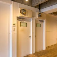 千代田区神田錦町の賃貸物件/出入り口はふたつ。間に壁を設けて、用途によって出入り口を分けるのもあり