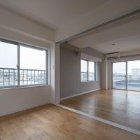 世田谷区経堂の賃貸物件/窓が多く光がよく回る室内。窓の外には抜けのある景色が広がります