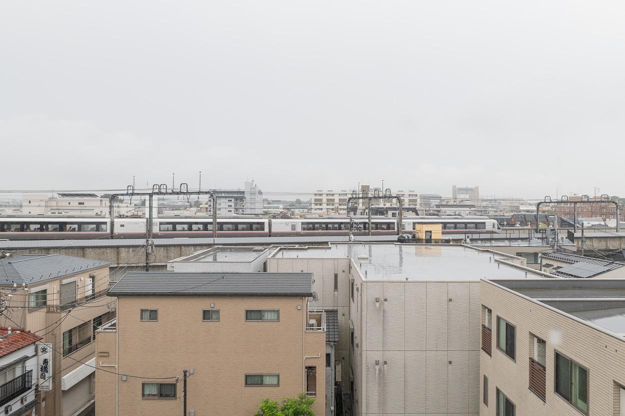 世田谷区経堂の賃貸物件/北側の窓から、行き交う電車を眺める