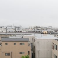 世田谷区経堂の賃貸物件/北側の窓から、行き交う電車を眺める