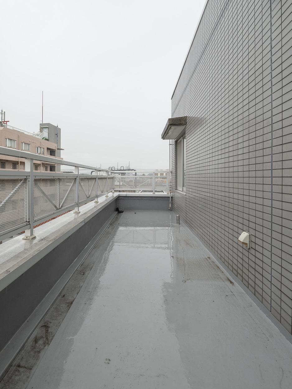 世田谷区経堂の賃貸物件/西側の細長いバルコニー。洗濯物はこちらに干すのも良さそうです
