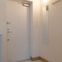 世田谷区経堂の賃貸物件/玄関。左側にシューズボックスもあります