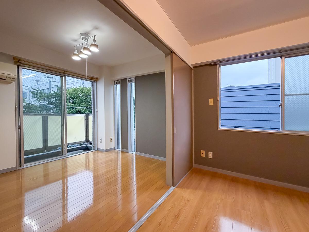 世田谷区駒沢の賃貸物件/ダイニングと洋室の間には、大きな間仕切り。開け放てば15畳ほどのLDKに