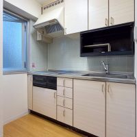 世田谷区駒沢の賃貸物件/コンロはIHが3口。調理場として、使い勝手が良さそうな空間です