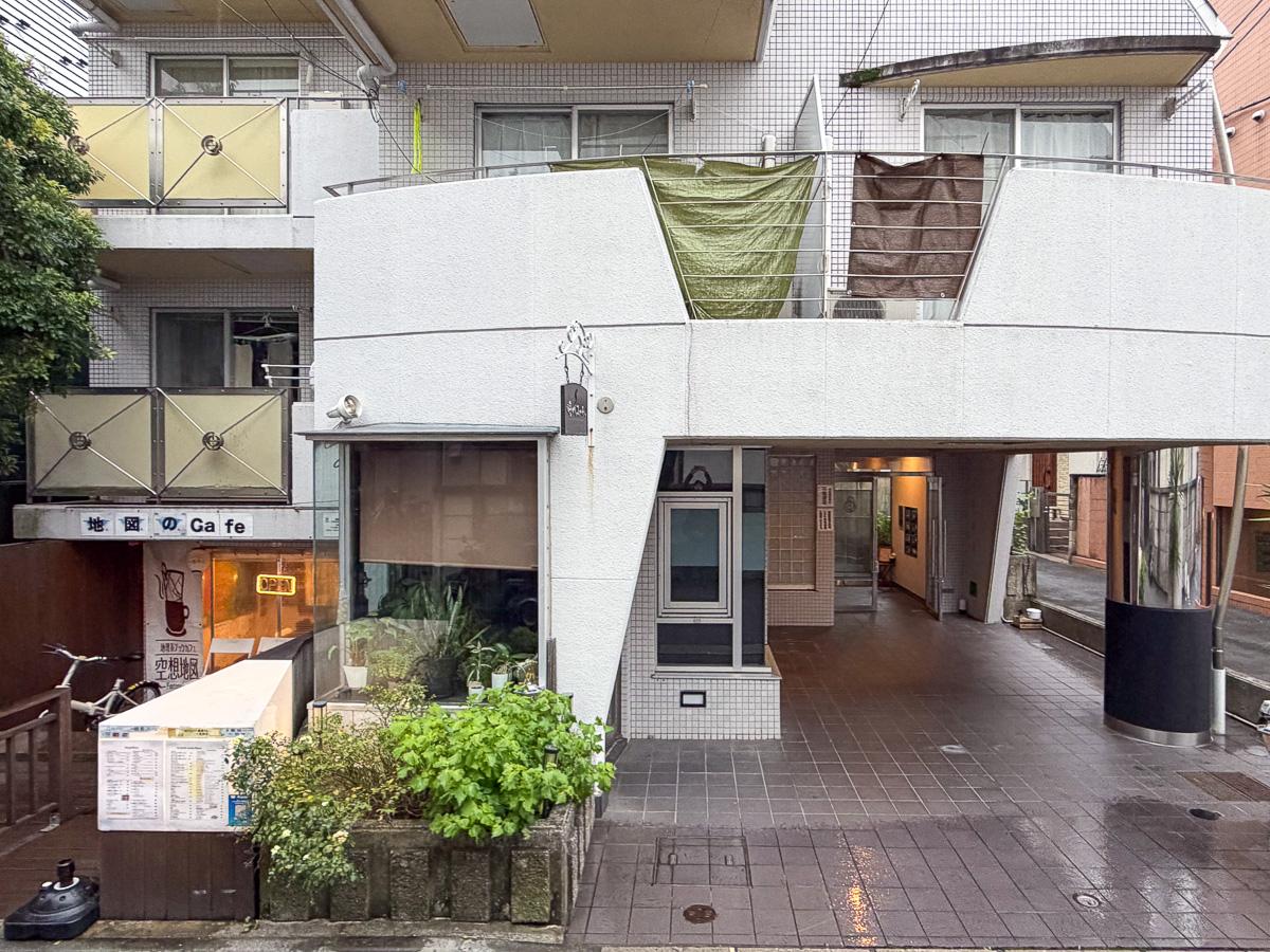 世田谷区駒沢の賃貸物件/1階にはカフェが入っています