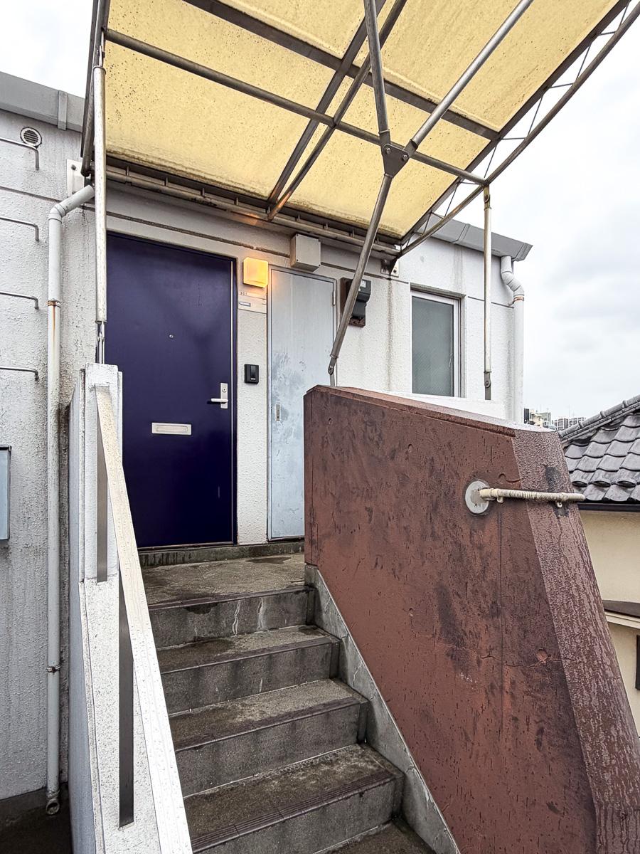 世田谷区駒沢の賃貸物件/部屋へは階段を上がり3階まで。最上階です