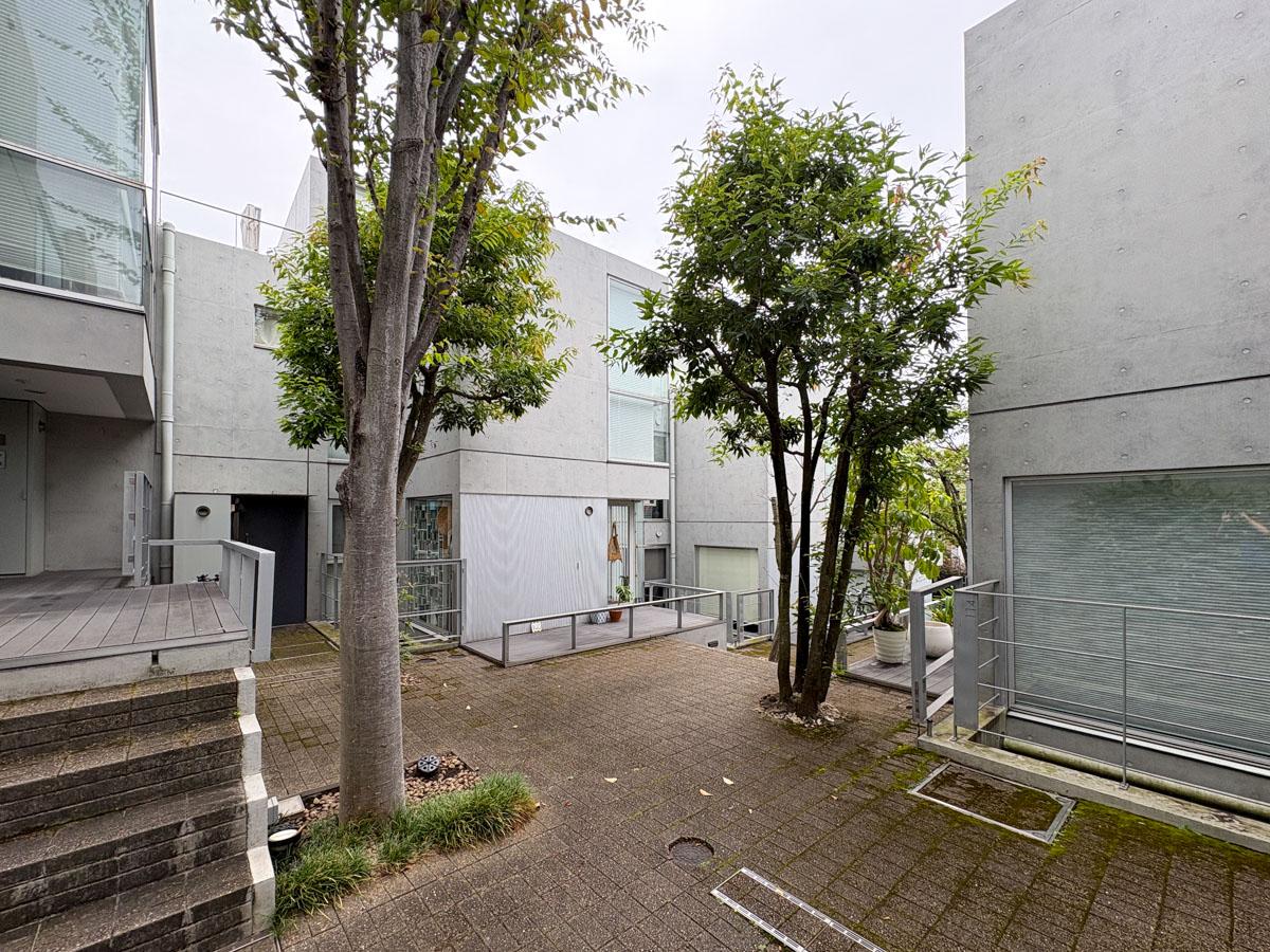 世田谷区尾山台の賃貸物件/オートロックの内側、14戸で構成されるタウンハウス