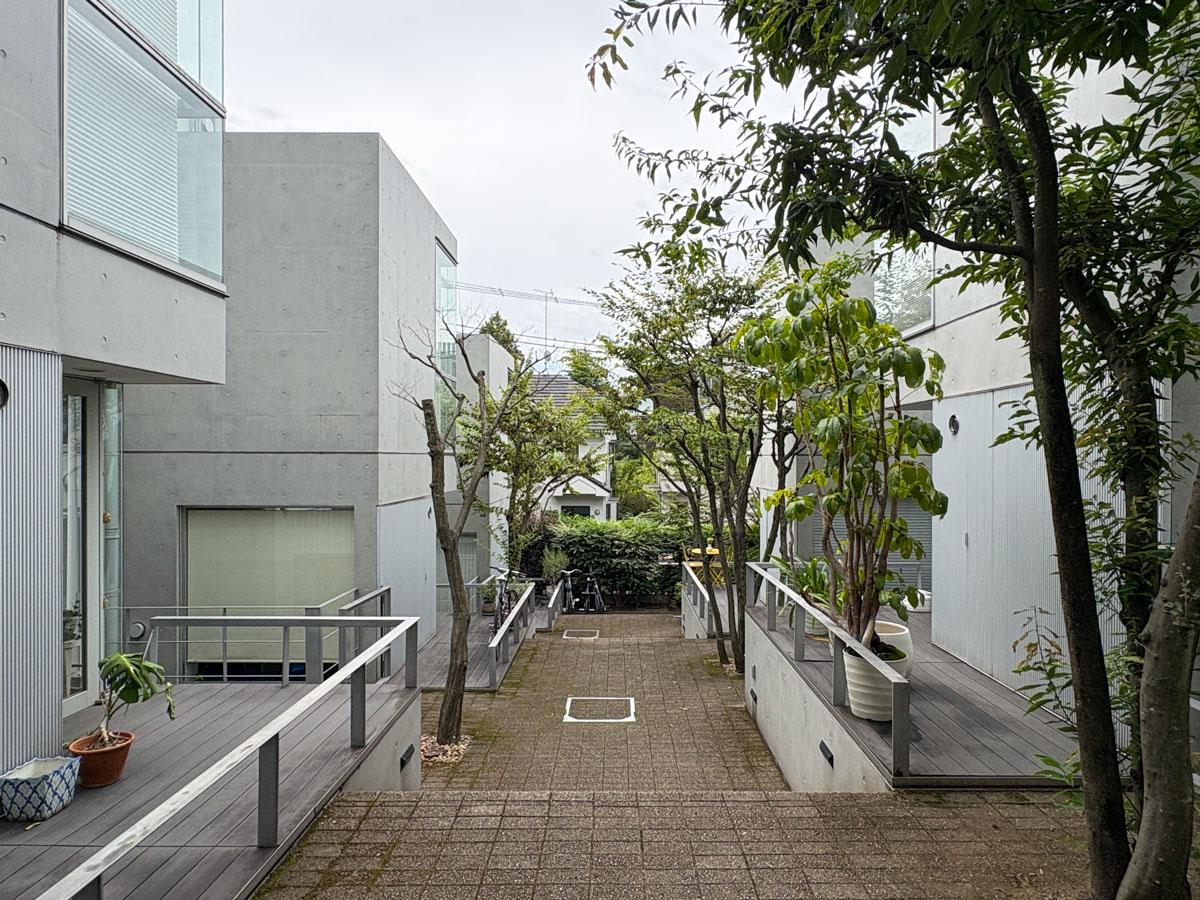 世田谷区尾山台の賃貸物件/オートロックの内側　植栽もいい具合