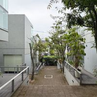 世田谷区尾山台の賃貸物件/オートロックの内側　植栽もいい具合