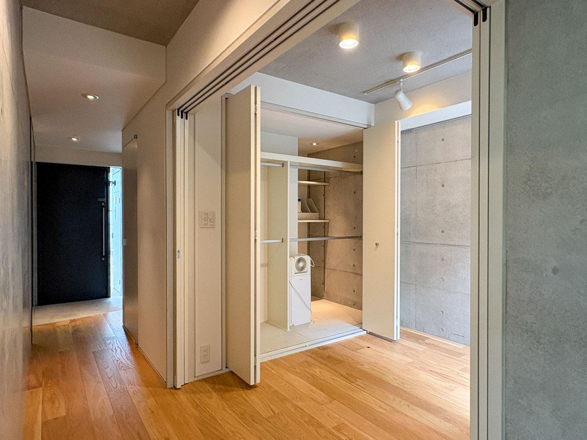 世田谷区尾山台の賃貸物件/1階：4.5畳の部屋と、写真左手側が玄関です