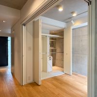 世田谷区尾山台の賃貸物件/1階：4.5畳の部屋と、写真左手側が玄関です