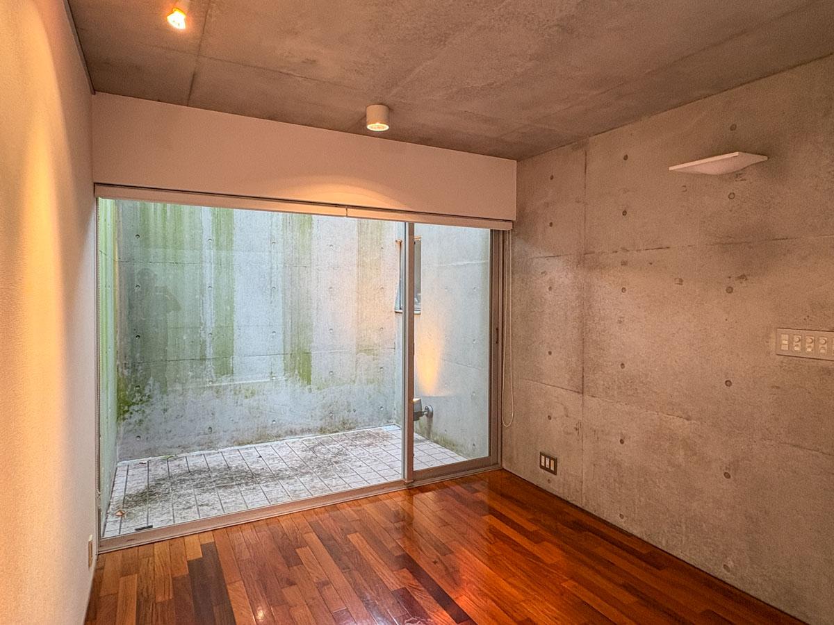 世田谷区尾山台の賃貸物件/地下1階の部屋：2方向にドライエリアがあり、自然光も入ります