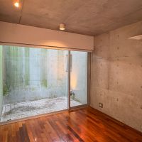 世田谷区尾山台の賃貸物件/地下1階の部屋：2方向にドライエリアがあり、自然光も入ります