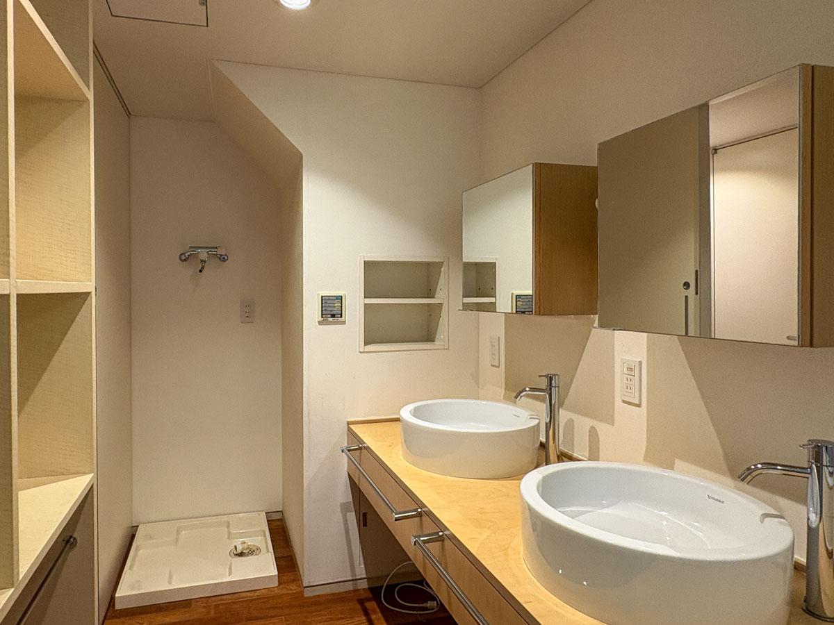 世田谷区尾山台の賃貸物件/地下の洗面台はふたつ