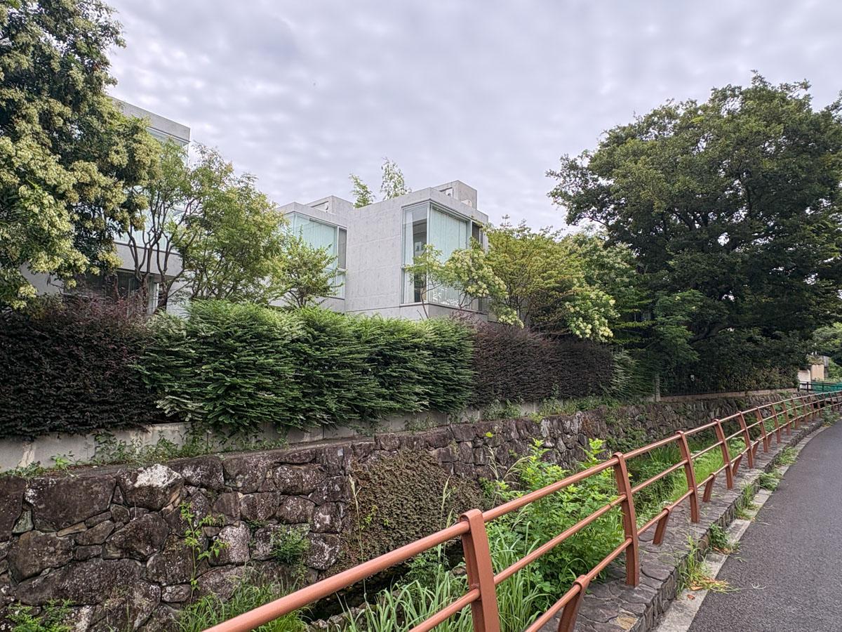 世田谷区尾山台の賃貸物件/敷地隣の川と建物の関係　斜面のだいぶ下に川があります