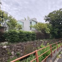 世田谷区尾山台の賃貸物件/敷地隣の川と建物の関係　斜面のだいぶ下に川があります