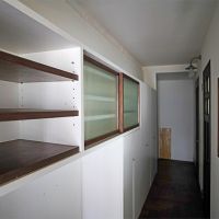 品川区上大崎の売買物件/廊下にも収納。ごちゃごちゃしがちな書類などを収納するのに重宝しそうです