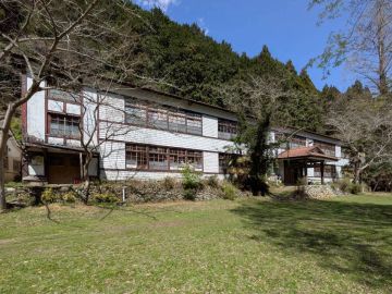 群馬県藤岡市三波川の売買物件/山あいの木造校舎