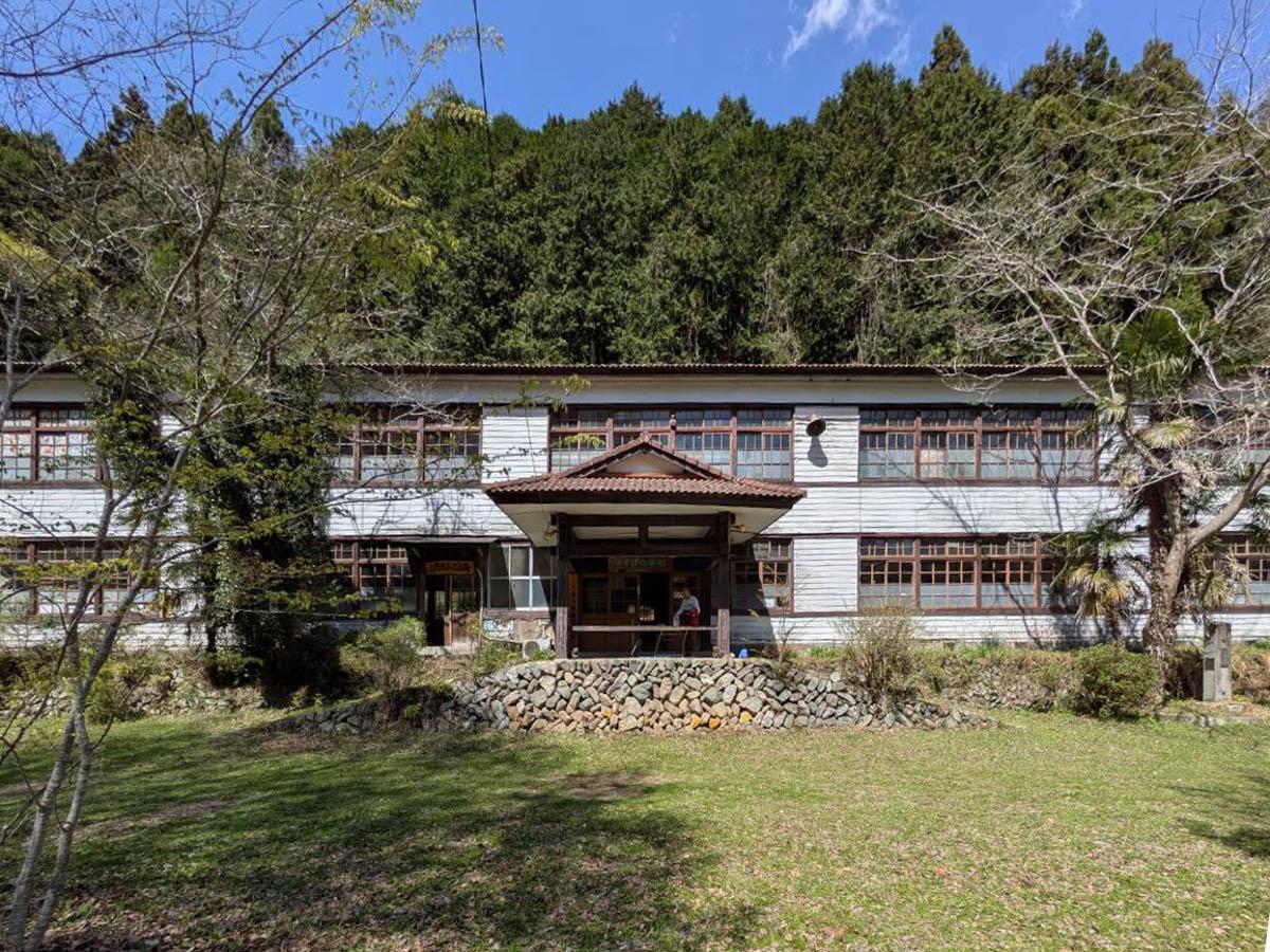 群馬県藤岡市三波川の売買物件/校庭から正面玄関を望む