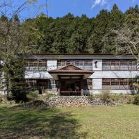 群馬県藤岡市三波川の売買物件/校庭から正面玄関を望む
